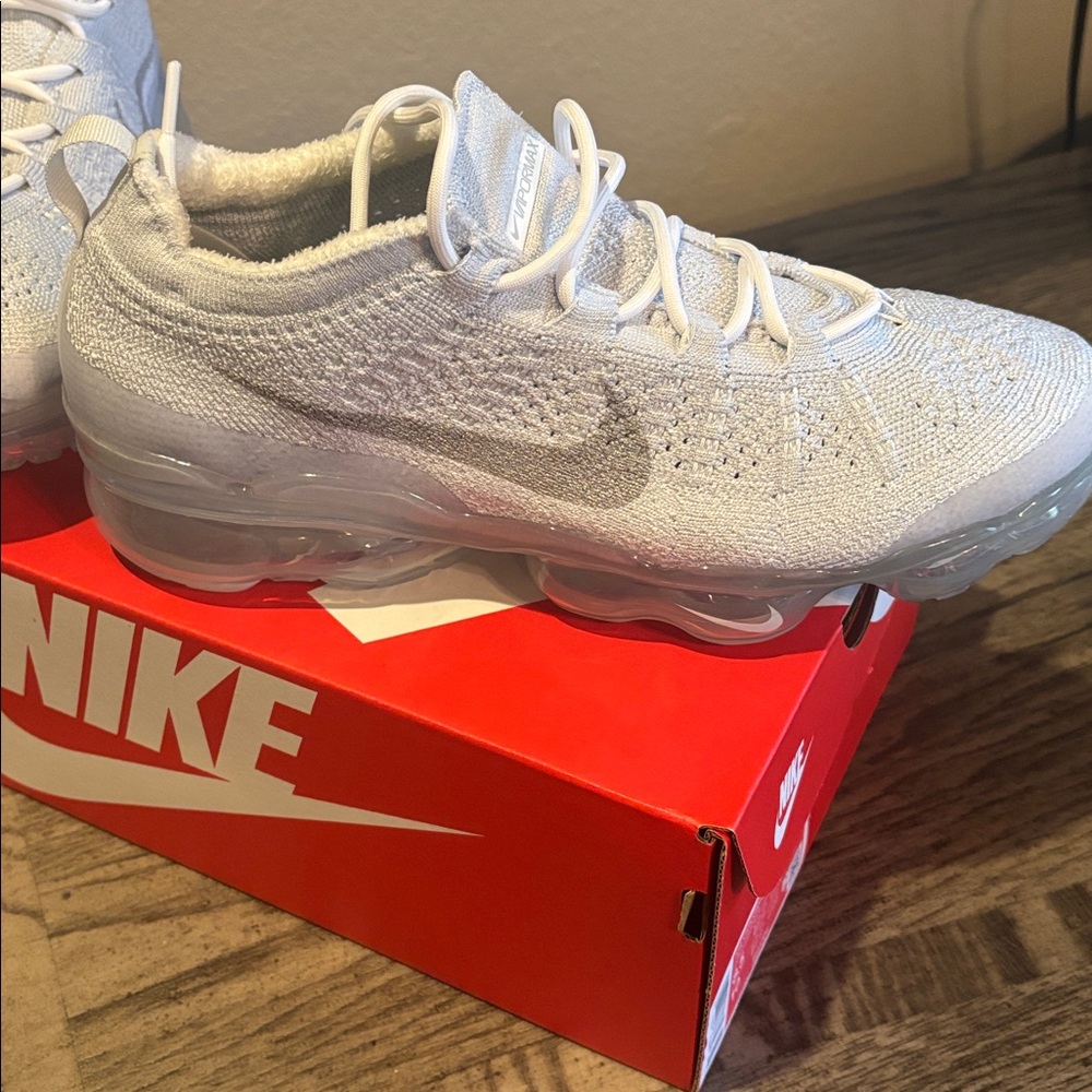 Nike VaporMax Flyknit in White - Picture 4 of 4